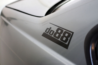 do88 black sticker 180x67mm