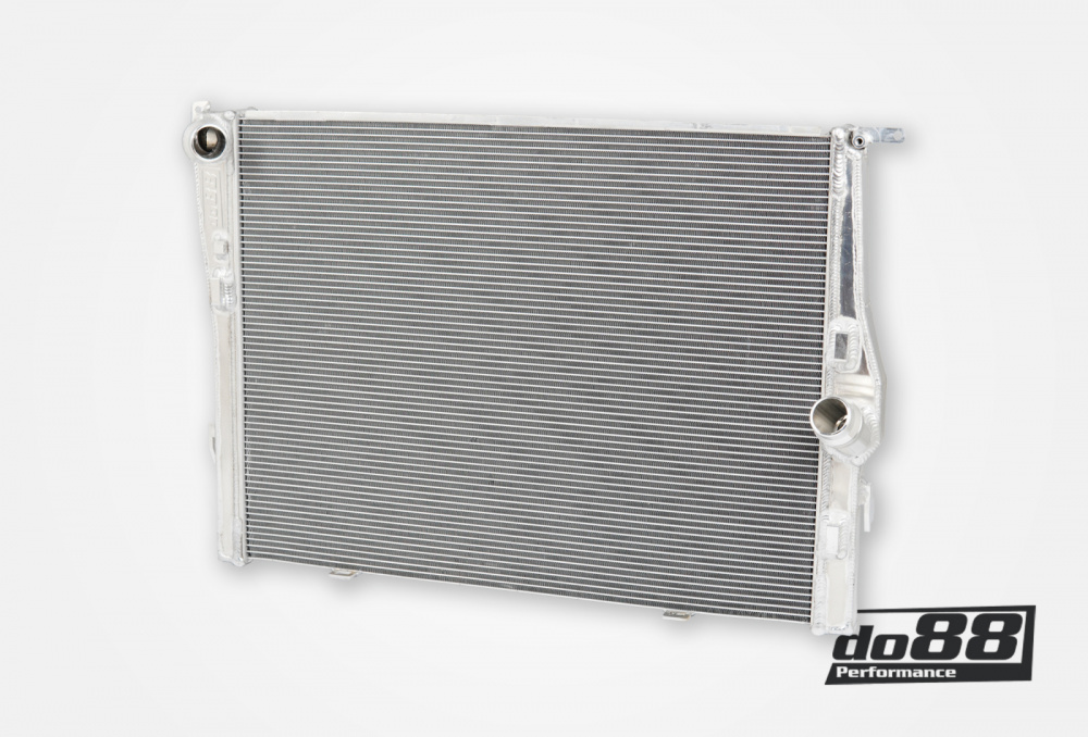 BMW M3 E90 E92 Radiator/Vannkjøler Aluminium i gruppen Modell tilpasset / BMW / E90, S65 (M3) hos do88 AB (WC-190)